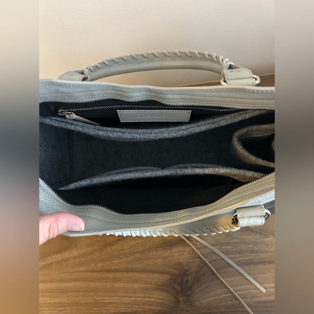 Authentic Balenciaga chèvre Metallic Edge City Bag in gris - Picture 15 of 16